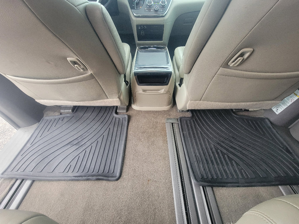 Used 2015 Toyota Sienna XLE w/ XLE Navigation Package image 27