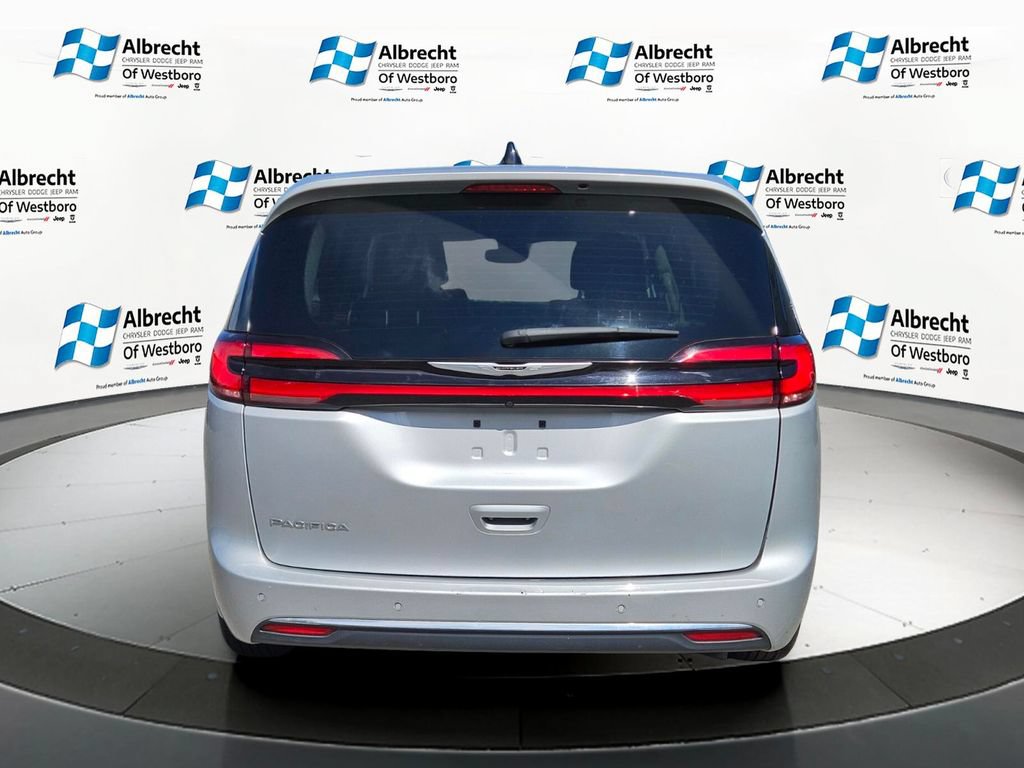 Used 2024 Chrysler Pacifica Touring-L FWD image 4