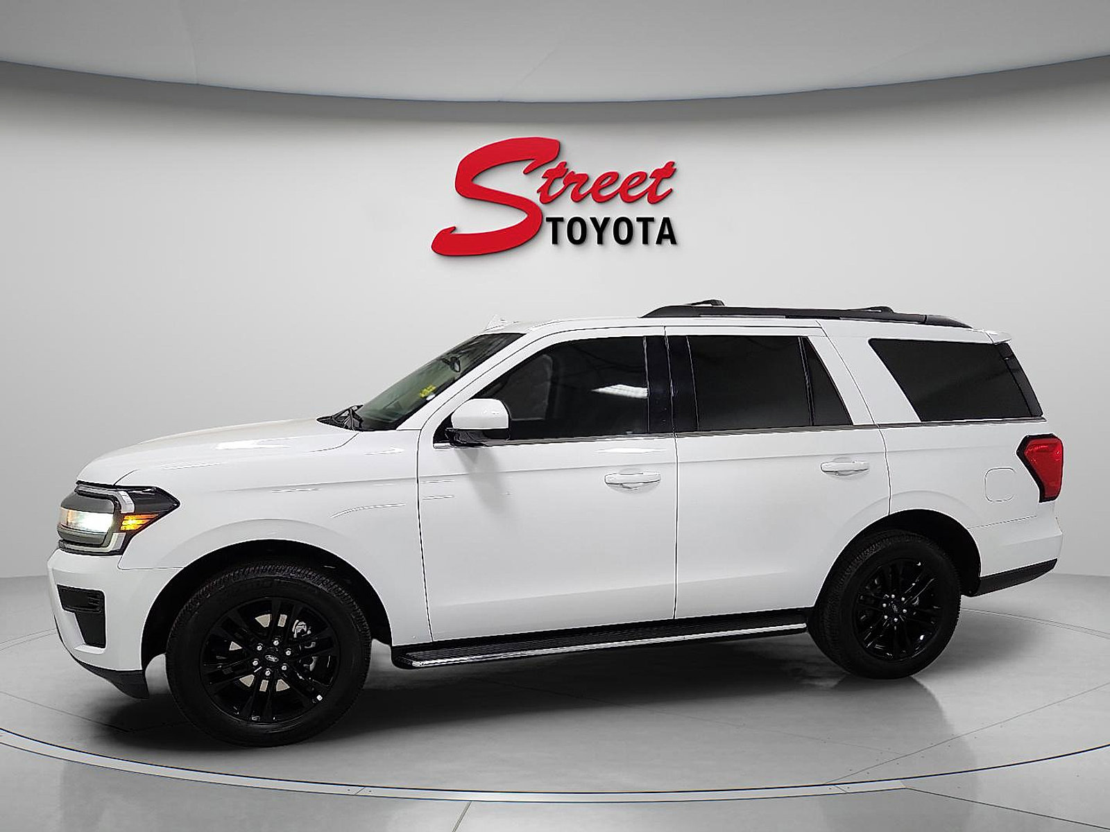 Used 2023 Ford Expedition XLT AWD/4WD image 2