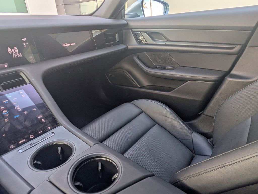 Used 2021 Porsche Taycan image 16