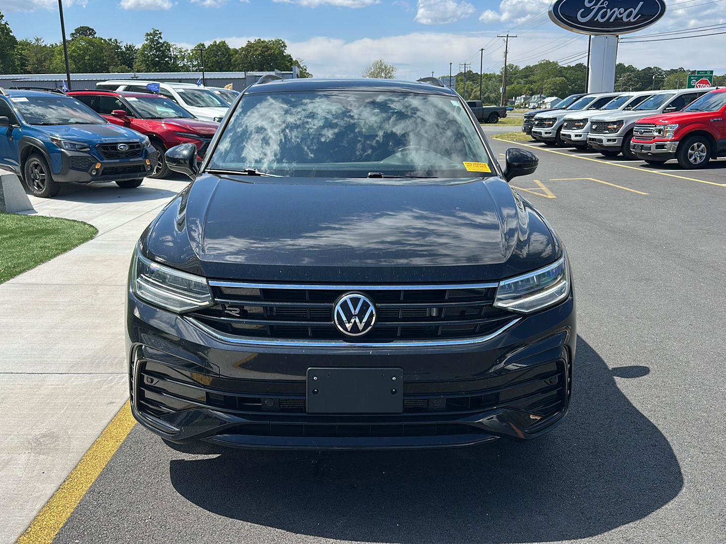 Used 2024 Volkswagen Tiguan SE R-Line AWD/4WD image 2