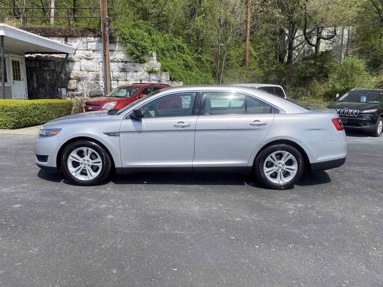 Used 2017 Ford Taurus SE FWD image 2