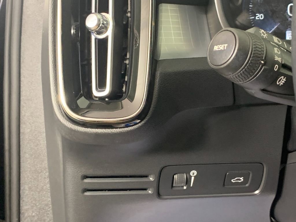 Used 2022 Volvo XC40 T5 Momentum image 17