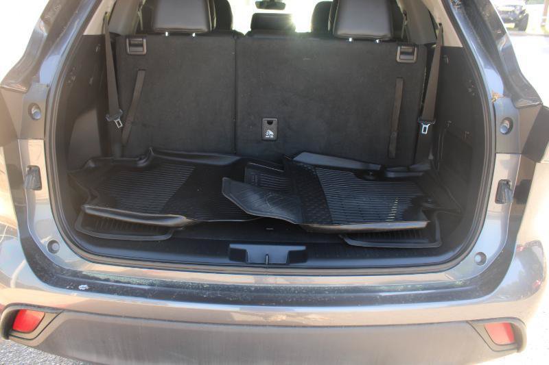 Used 2021 Toyota Highlander XLE FWD image 13