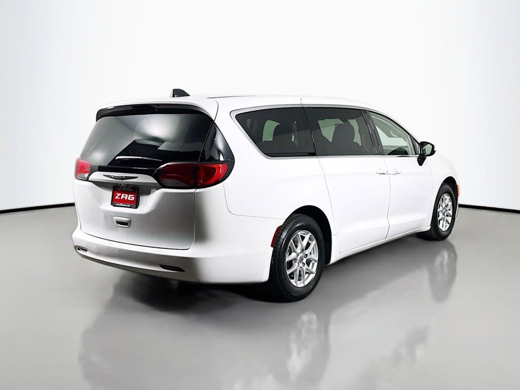 Used 2022 Chrysler Voyager LX image 5