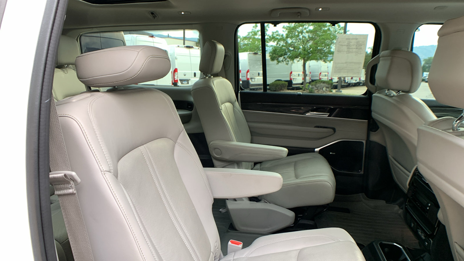 Used 2022 Jeep Wagoneer Series III w/ Premium Group I AWD/4WD image 30