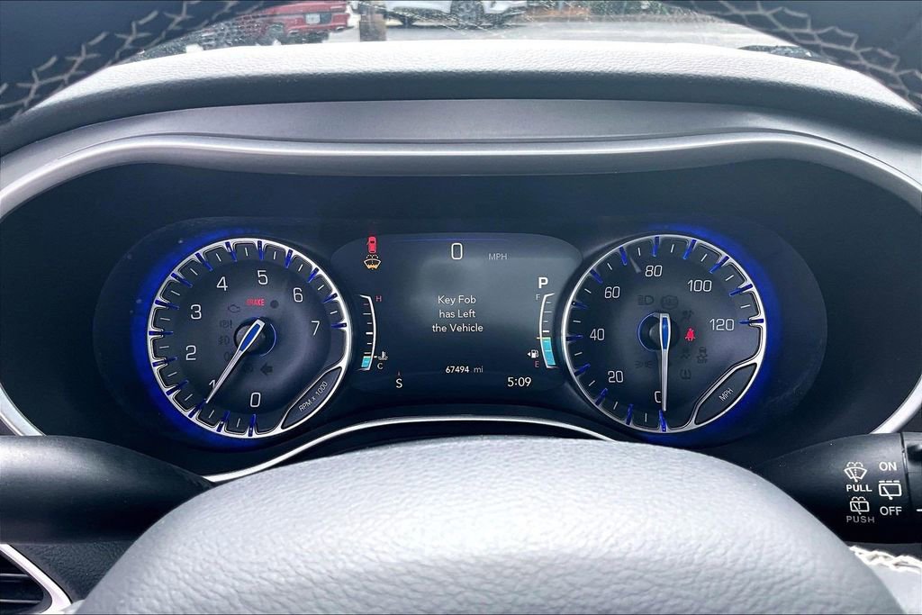Used 2023 Chrysler Pacifica Touring-L FWD image 12