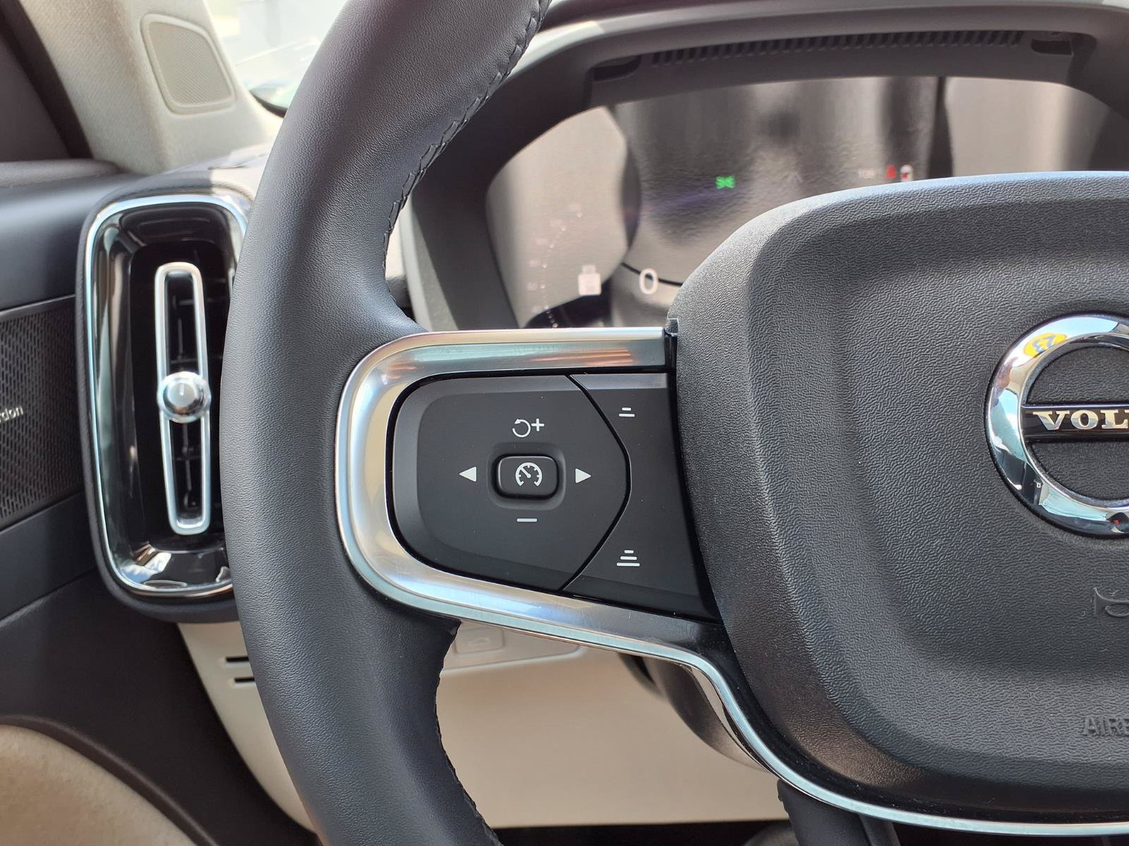 Certified 2023 Volvo XC40 B5 Ultimate w/ Protection Package Premier AWD/4WD image 30