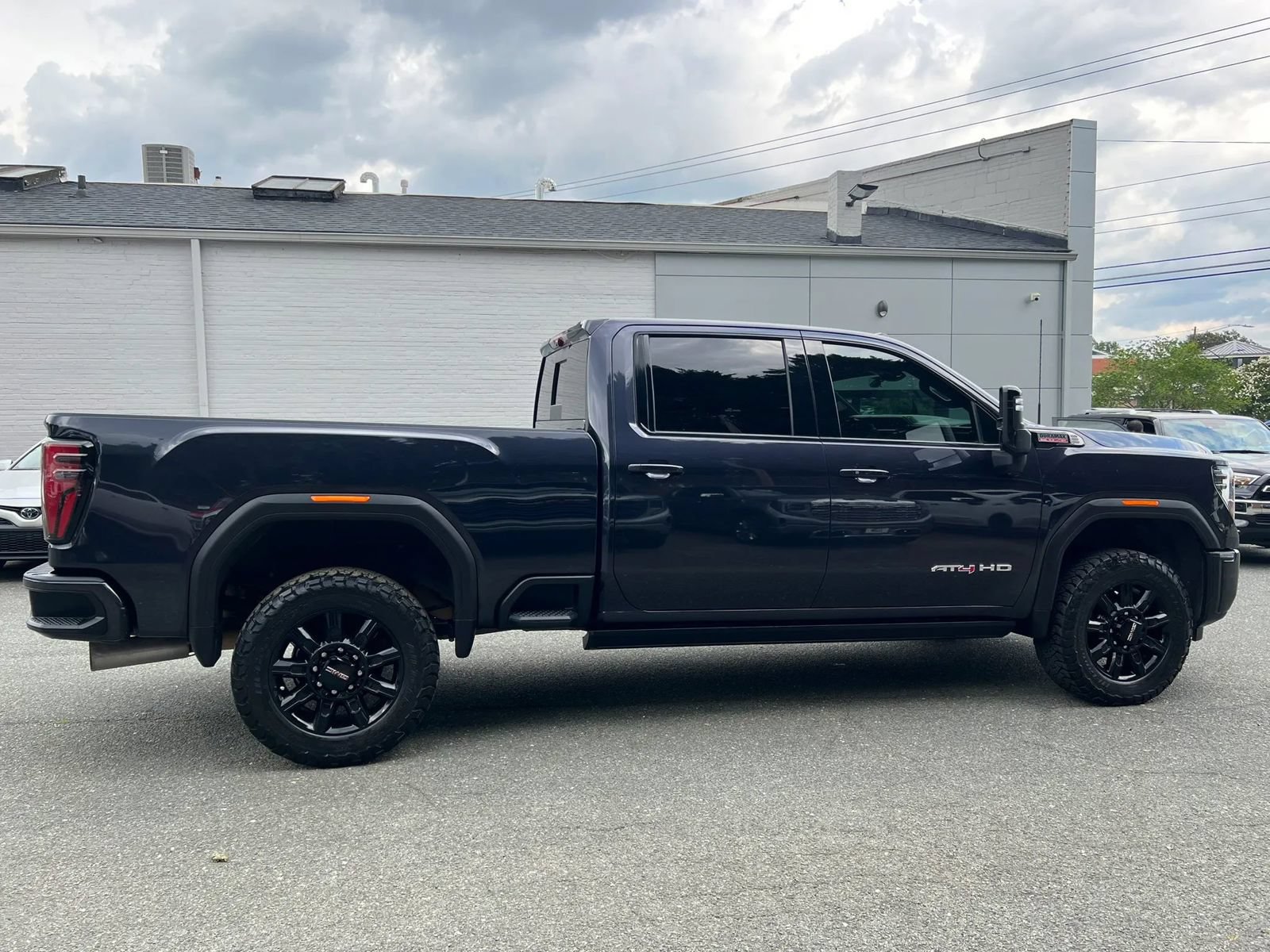 Used 2024 GMC Sierra 2500 AT4 w/ AT4 Premium Plus Package AWD/4WD image 3