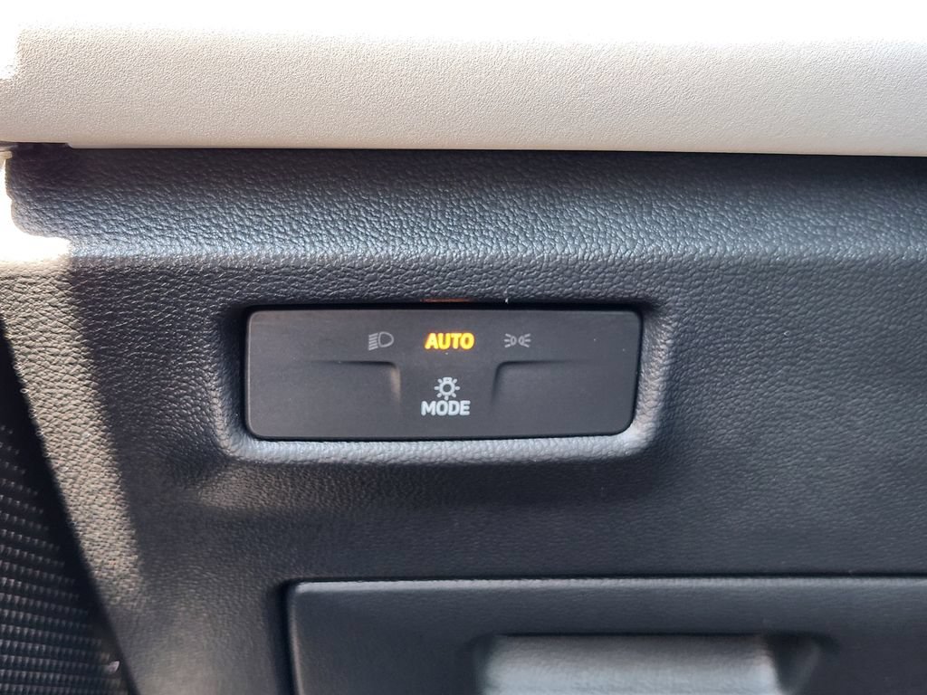 Used 2025 Volkswagen Tiguan SE AWD/4WD image 18
