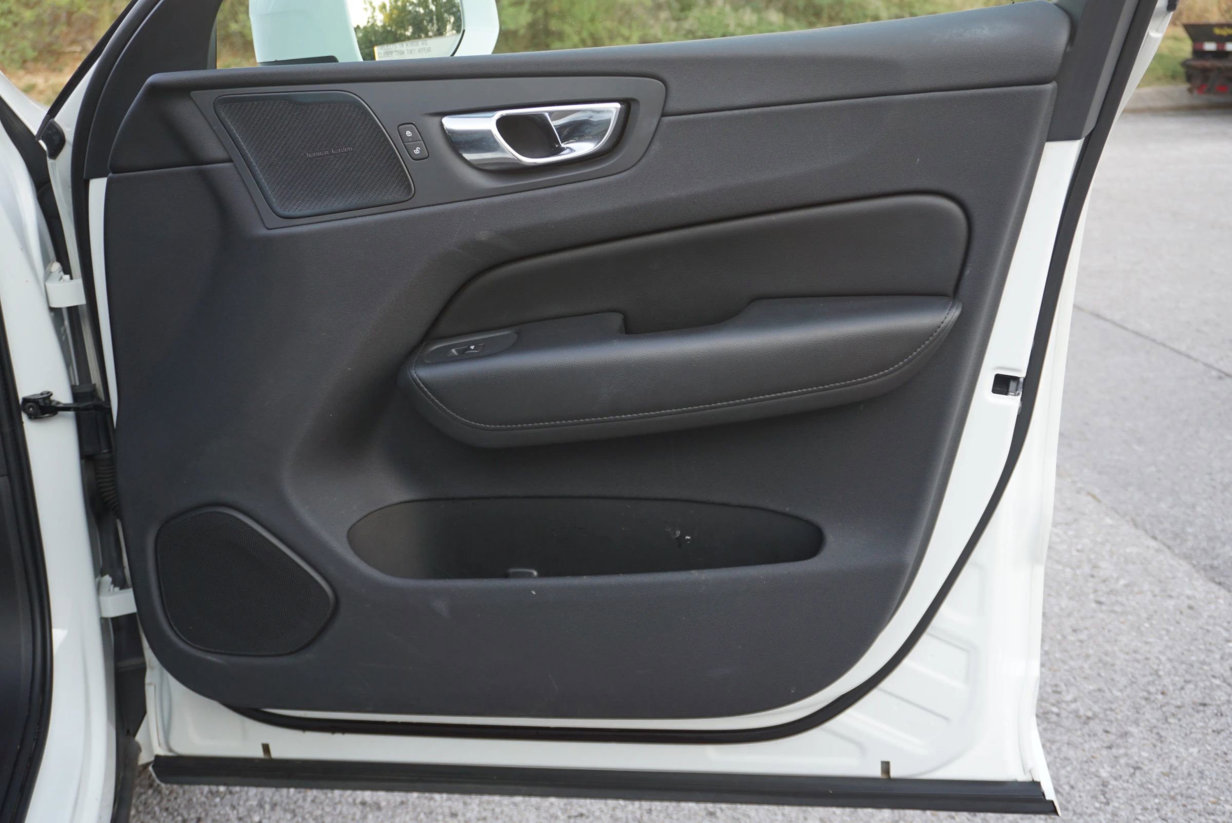 Used 2019 Volvo XC60 T5 Momentum w/ Multimedia Package image 13