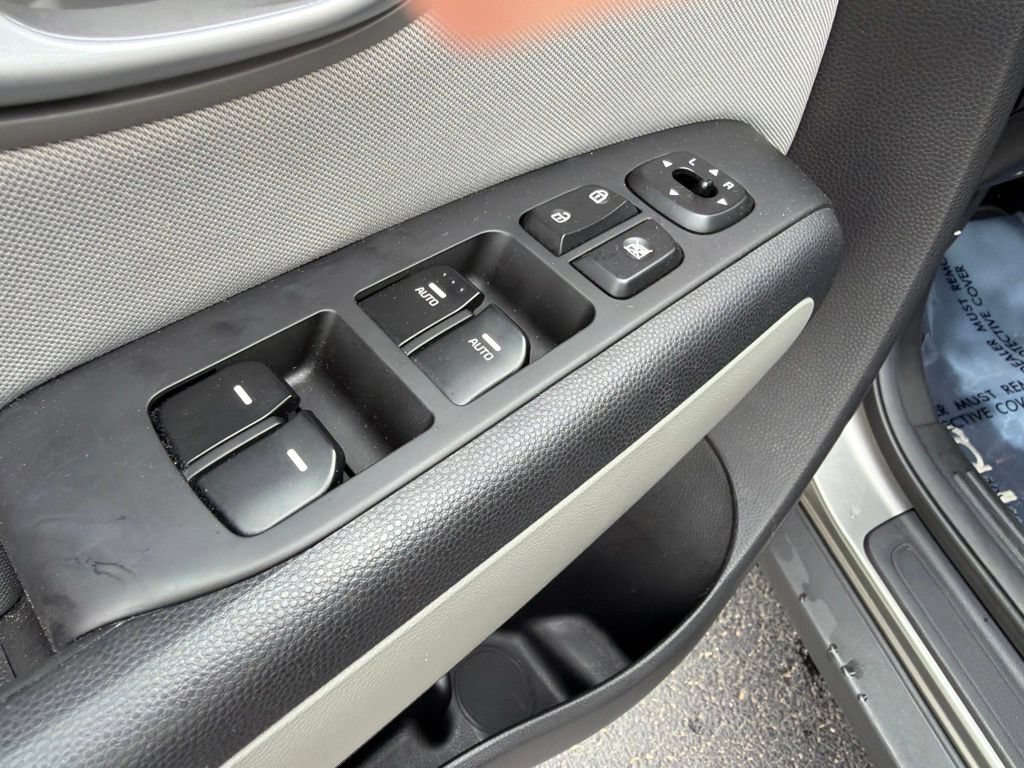 Used 2014 Kia Soul + FWD image 11