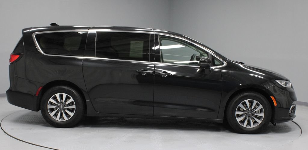 Used 2023 Chrysler Pacifica Touring-L FWD image 11