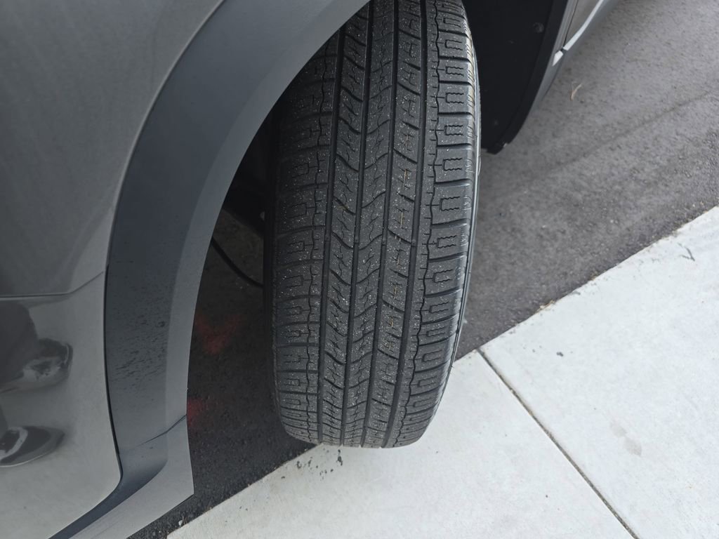 Used 2020 GMC Acadia SLE w/ Driver Convenience Package FWD image 24