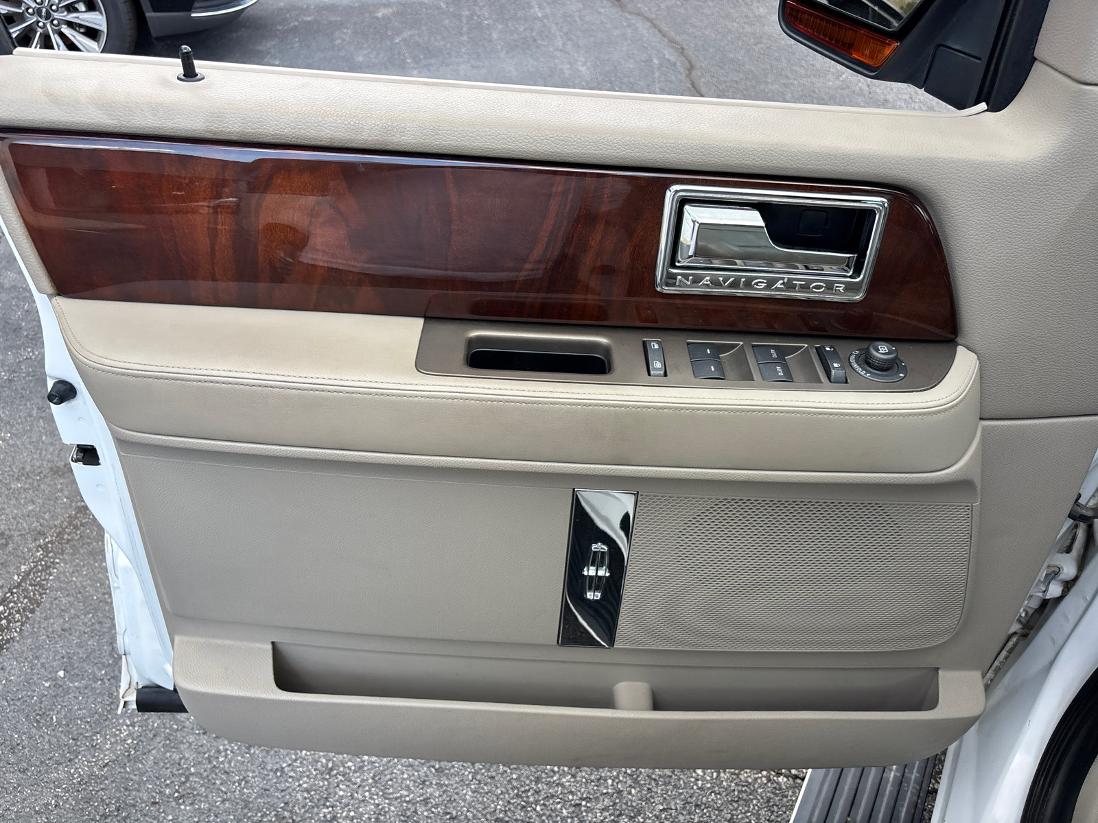 Used 2014 Lincoln Navigator L 4WD image 11
