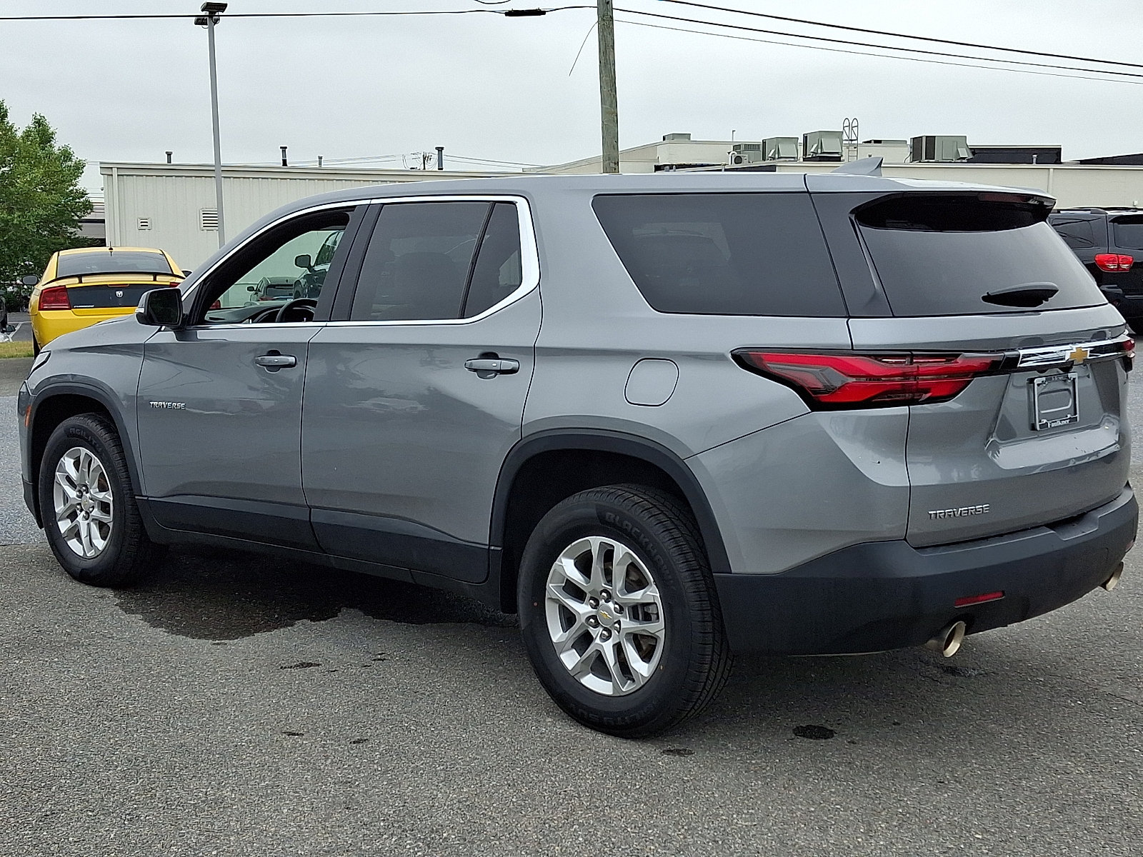 Used 2023 Chevrolet Traverse LS w/ Safety Package FWD image 4