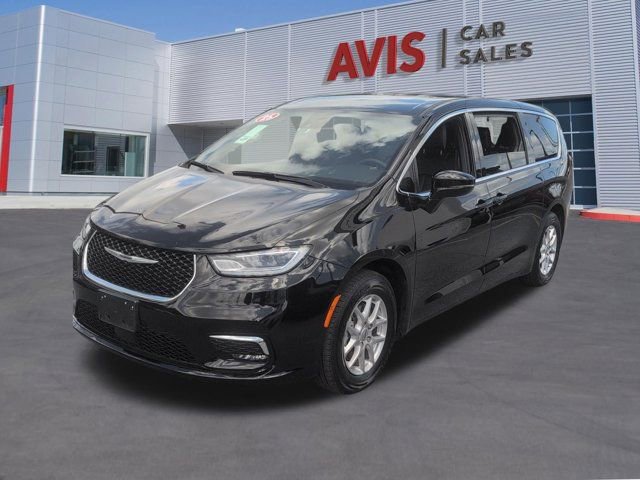 Used 2025 Chrysler Pacifica Select image 1