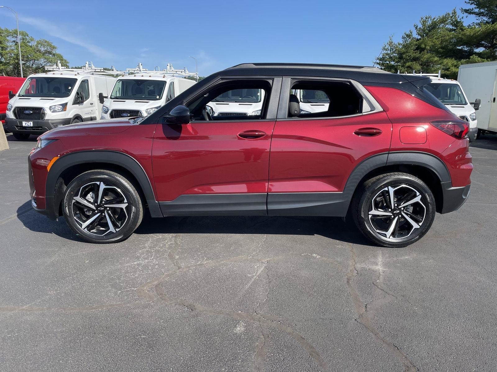 Used 2023 Chevrolet TrailBlazer RS w/ Sun and Liftgate Package FWD image 2