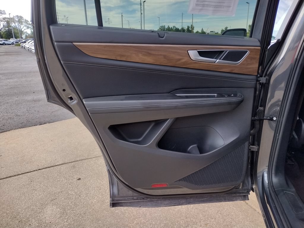 Used 2025 Volkswagen Atlas SE FWD image 31