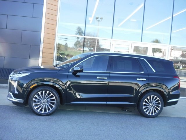 Used 2024 Hyundai Palisade Calligraphy image 2