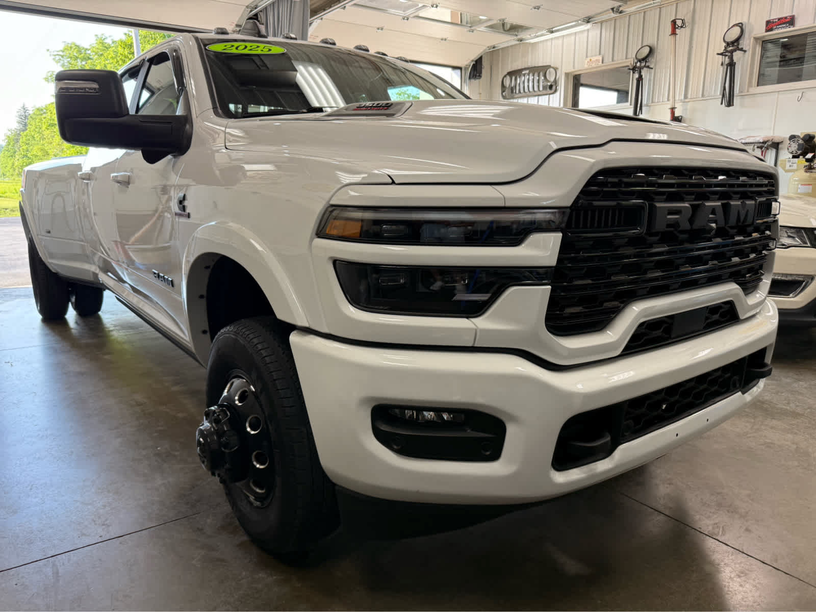 Used 2025 RAM 3500 Limited AWD/4WD image 3