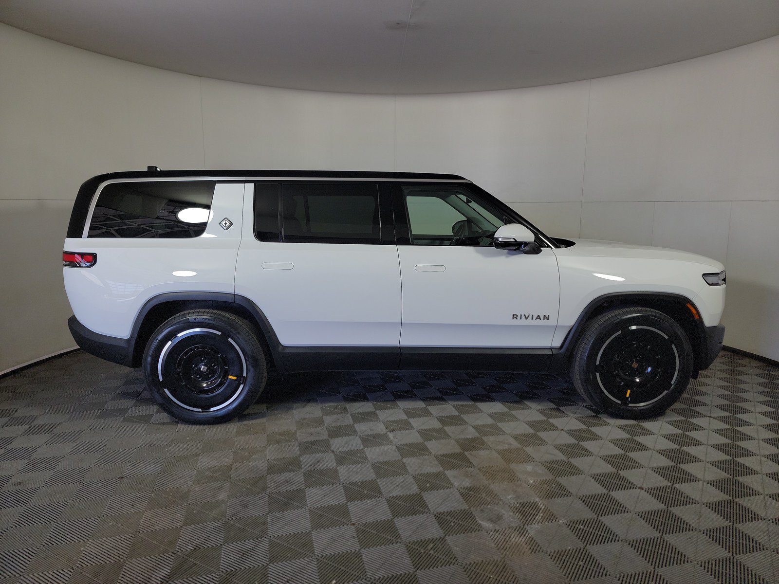 Used 2025 Rivian R1S Adventure AWD/4WD image 6