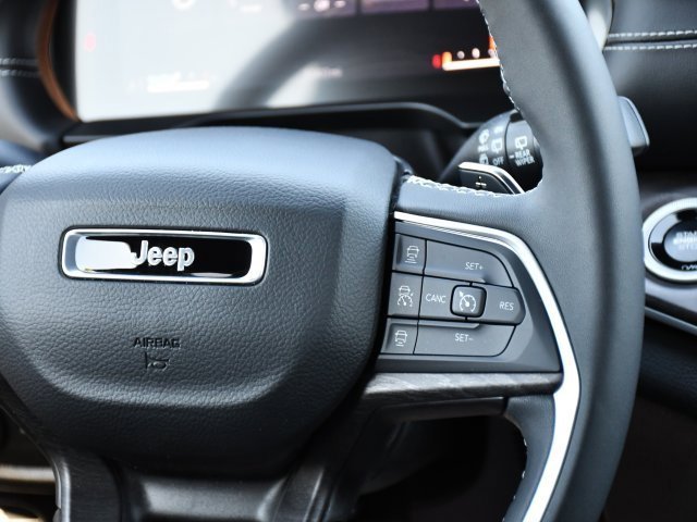 Used 2025 Jeep Grand Cherokee Limited w/ Black Appearance Package image 23