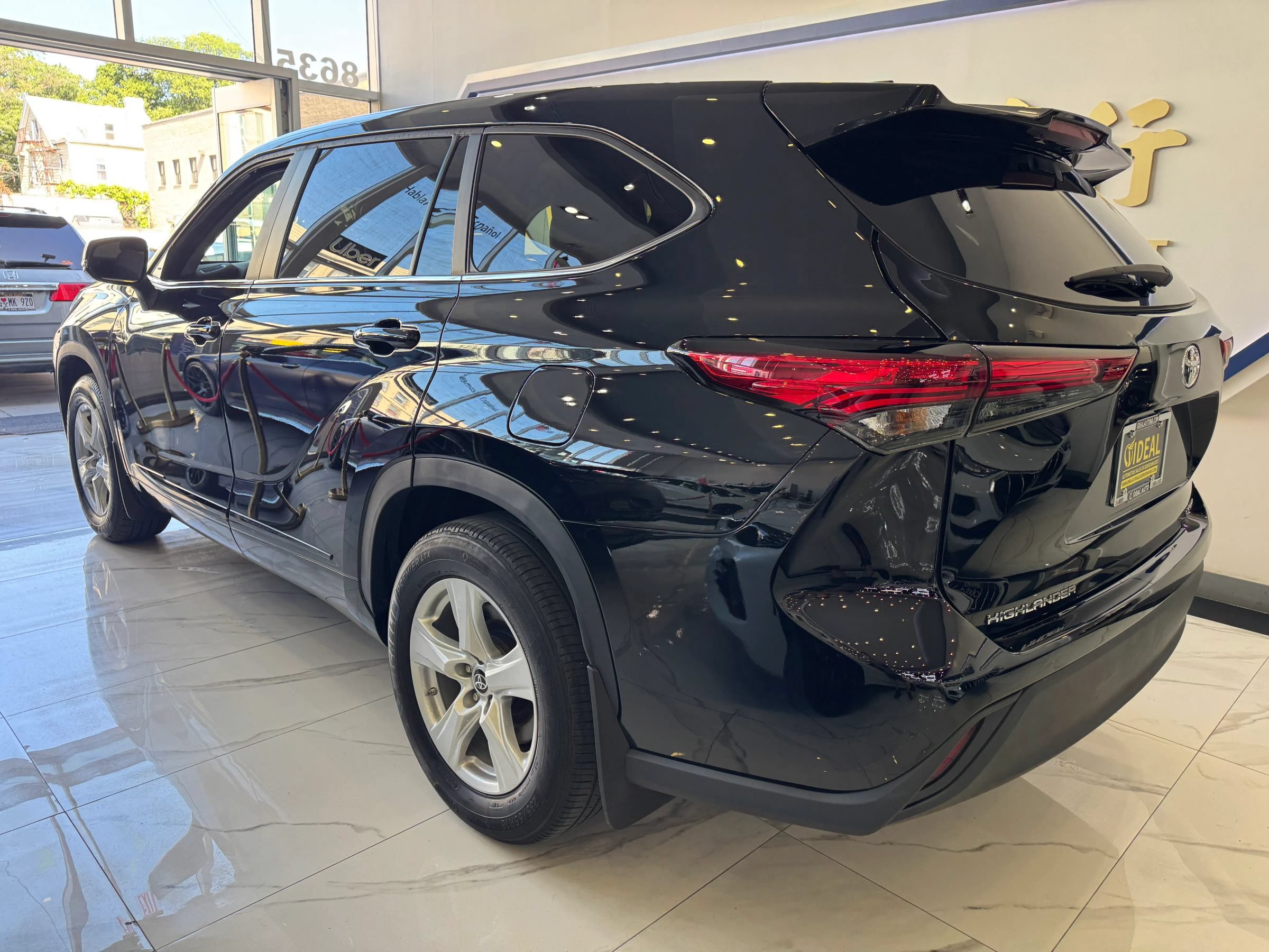 Used 2023 Toyota Highlander LE AWD/4WD image 5