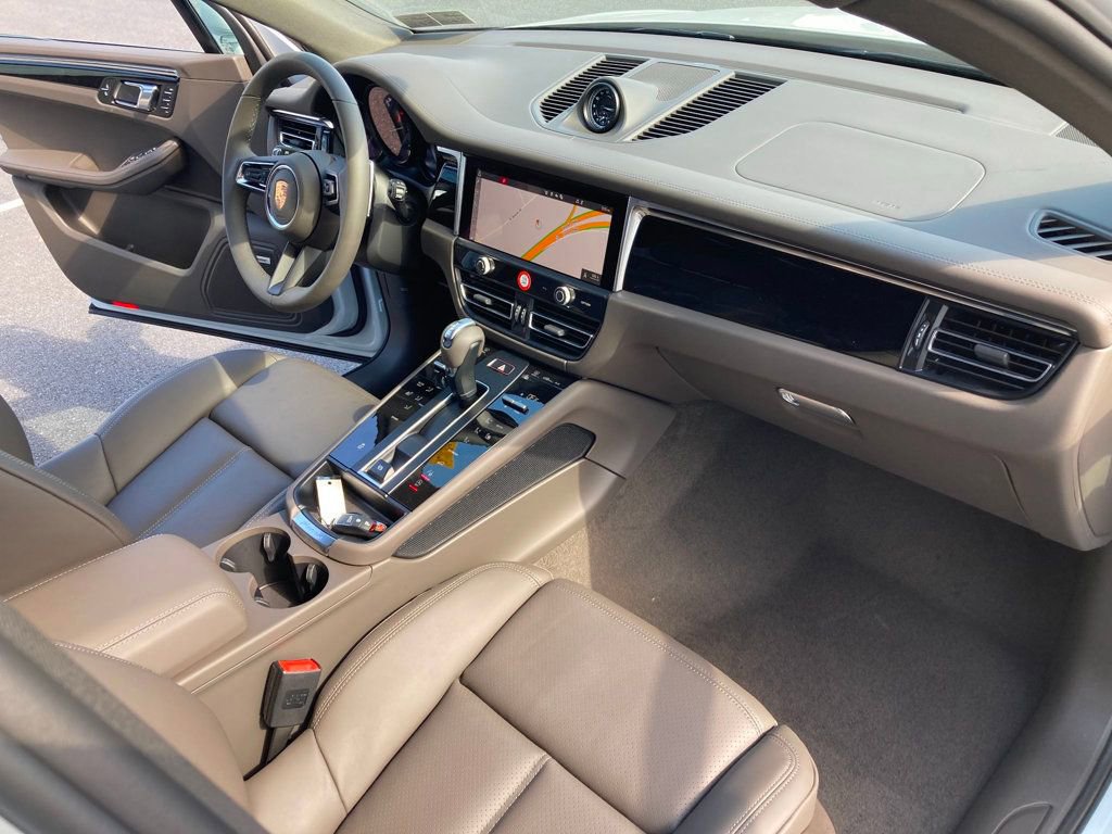 Used 2025 Porsche Macan image 27
