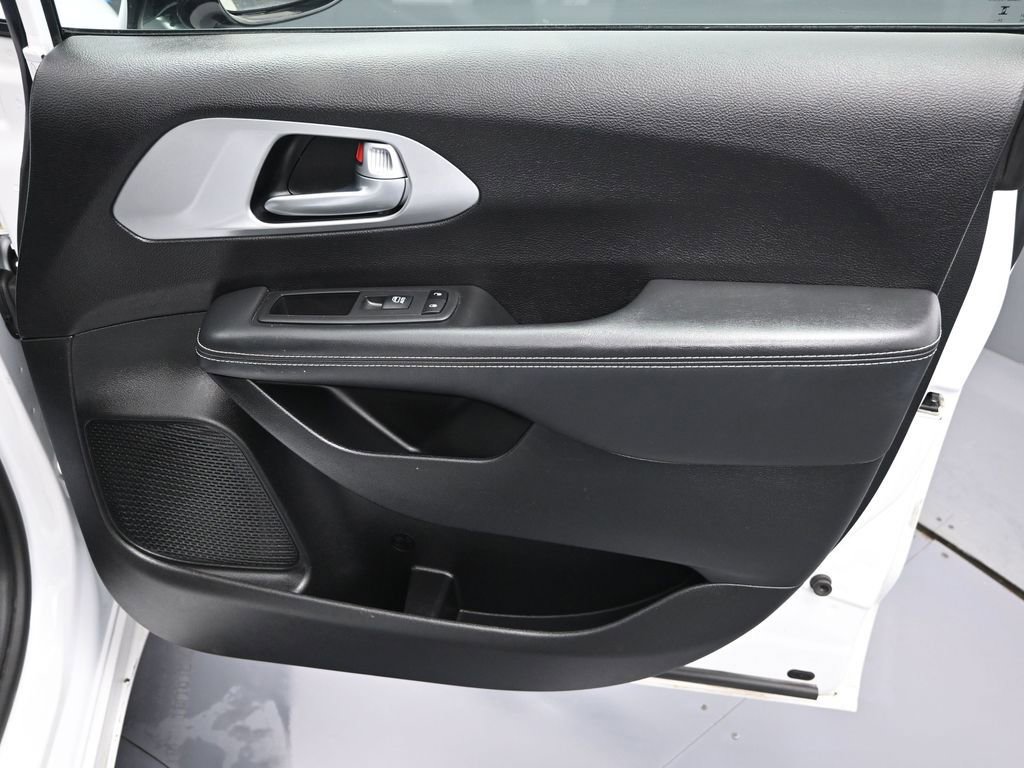 Used 2024 Chrysler Pacifica Select image 37