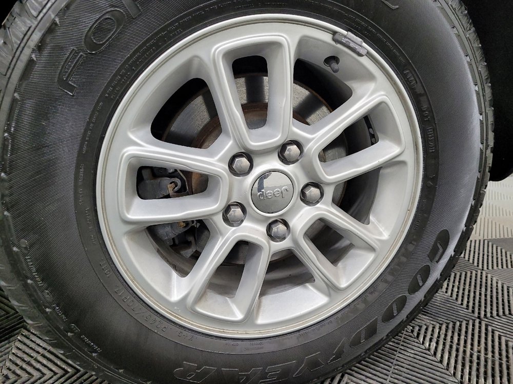 Used 2019 Jeep Grand Cherokee Laredo image 31