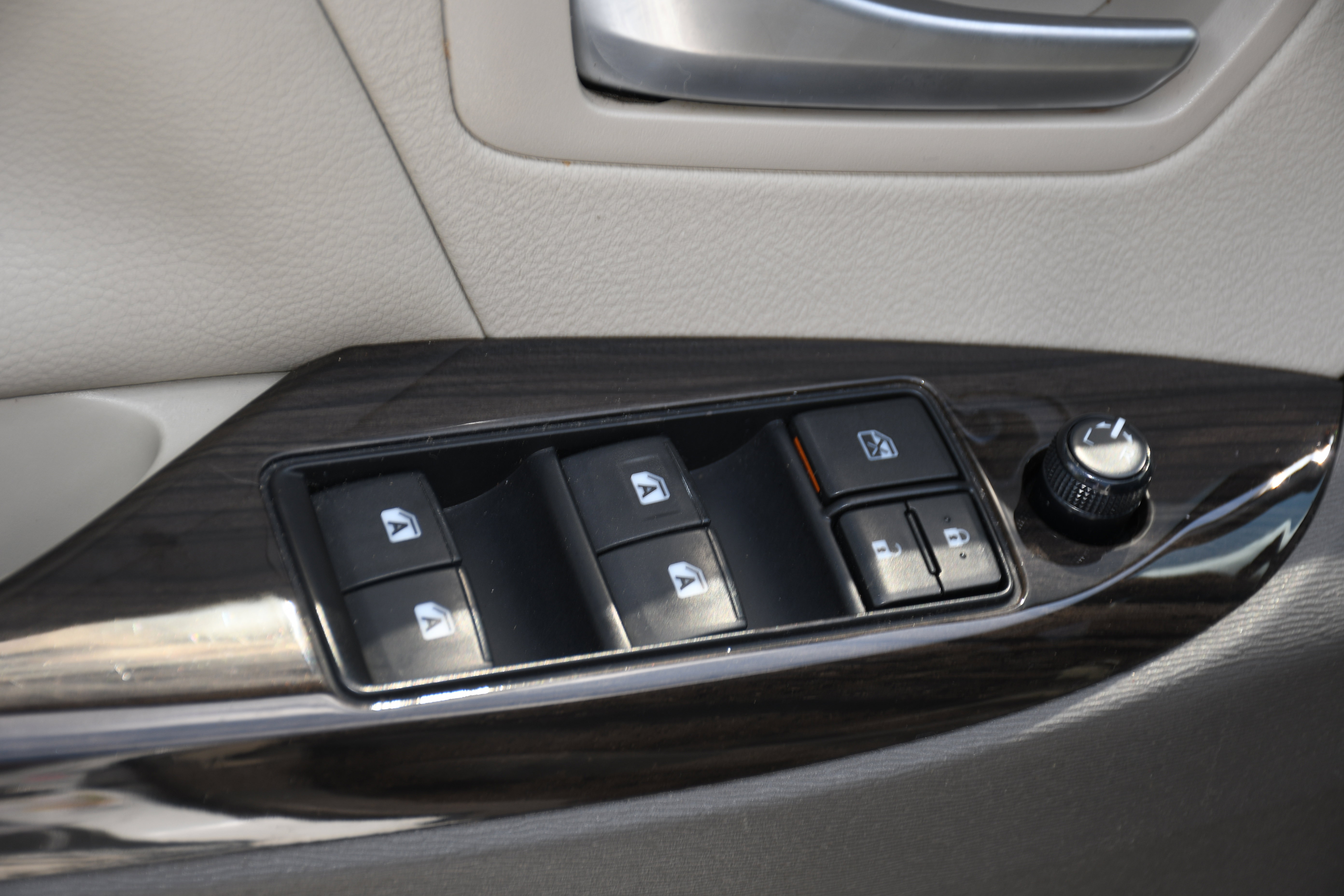 Used 2017 Toyota Sienna XLE w/ XLE Navigation Package FWD image 11