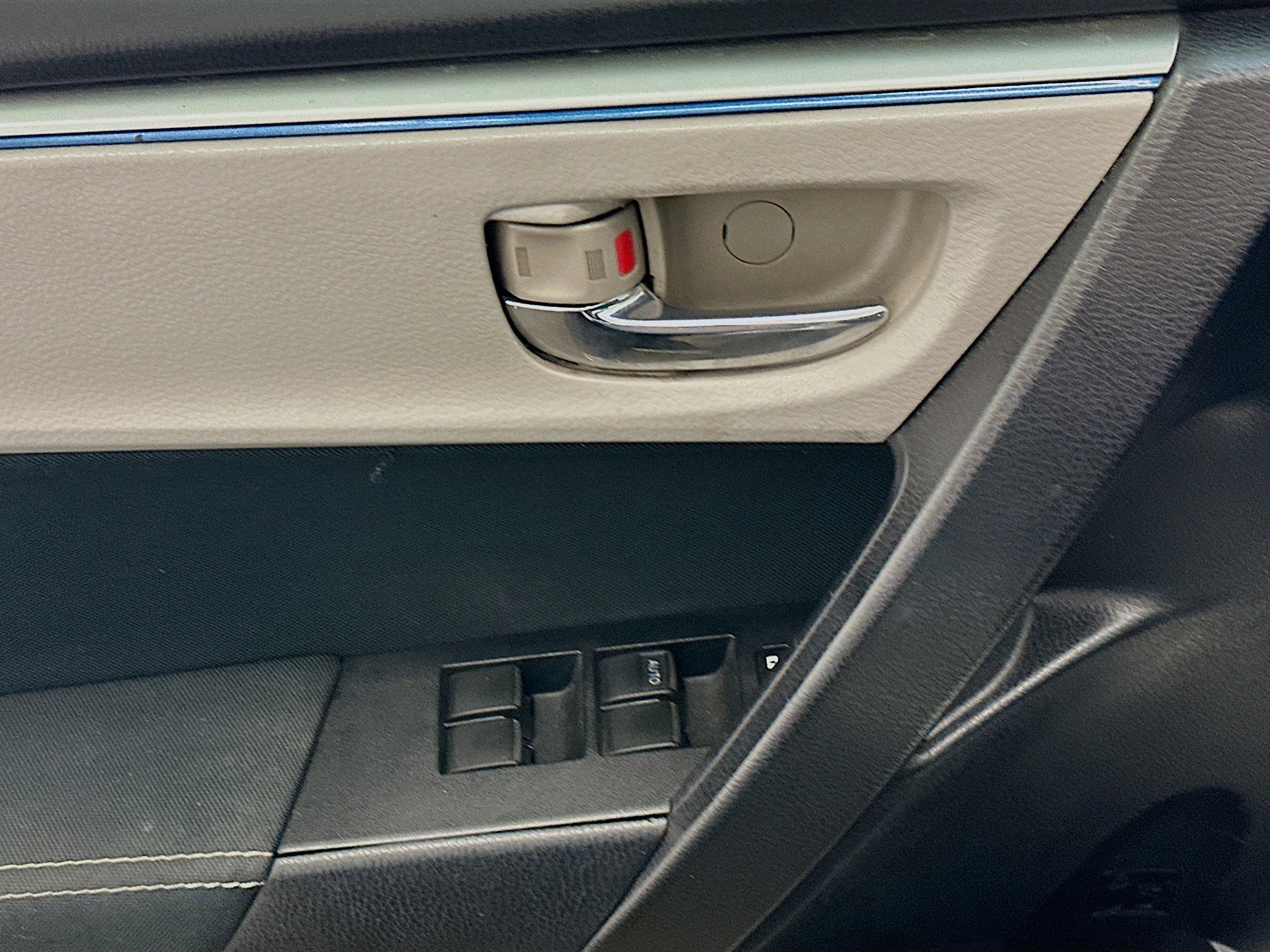 Used 2015 Toyota Corolla LE FWD image 15