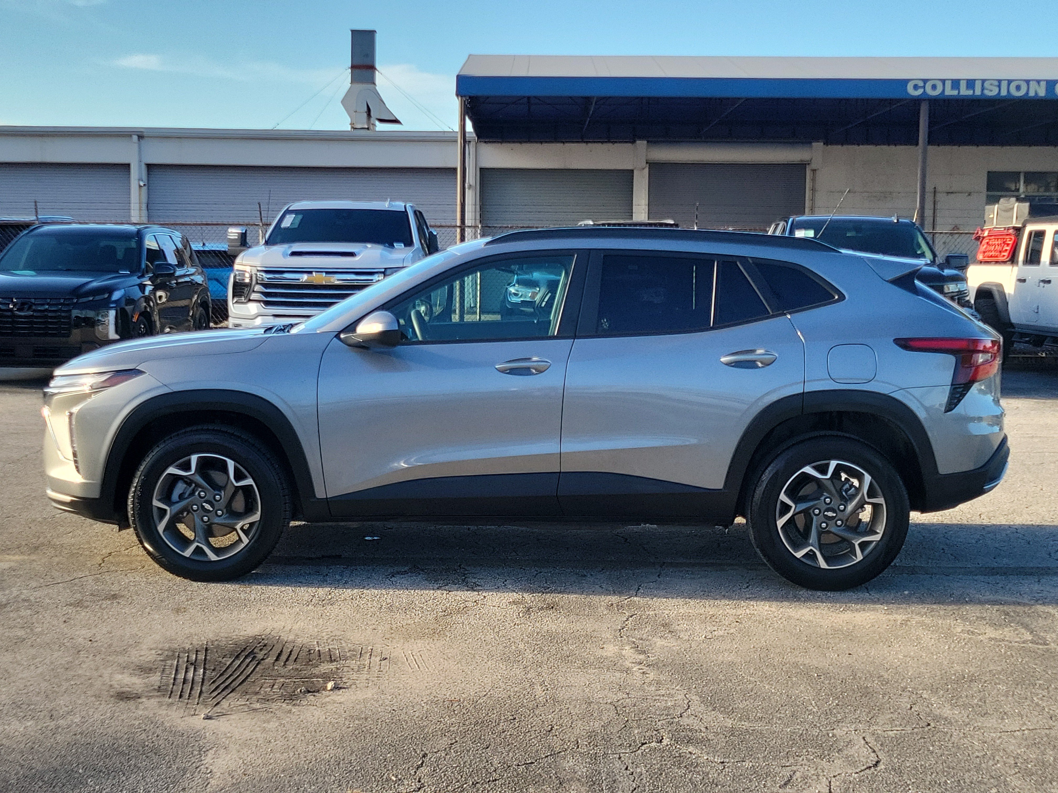 Used 2025 Chevrolet Trax LT FWD image 6