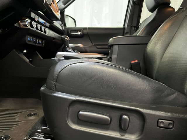 Used 2022 Toyota Tacoma Limited w/ Black Out Package (TMS) AWD/4WD image 22