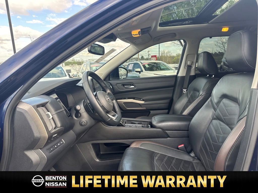 Used 2022 Nissan Pathfinder Platinum w/ Cargo Package image 10