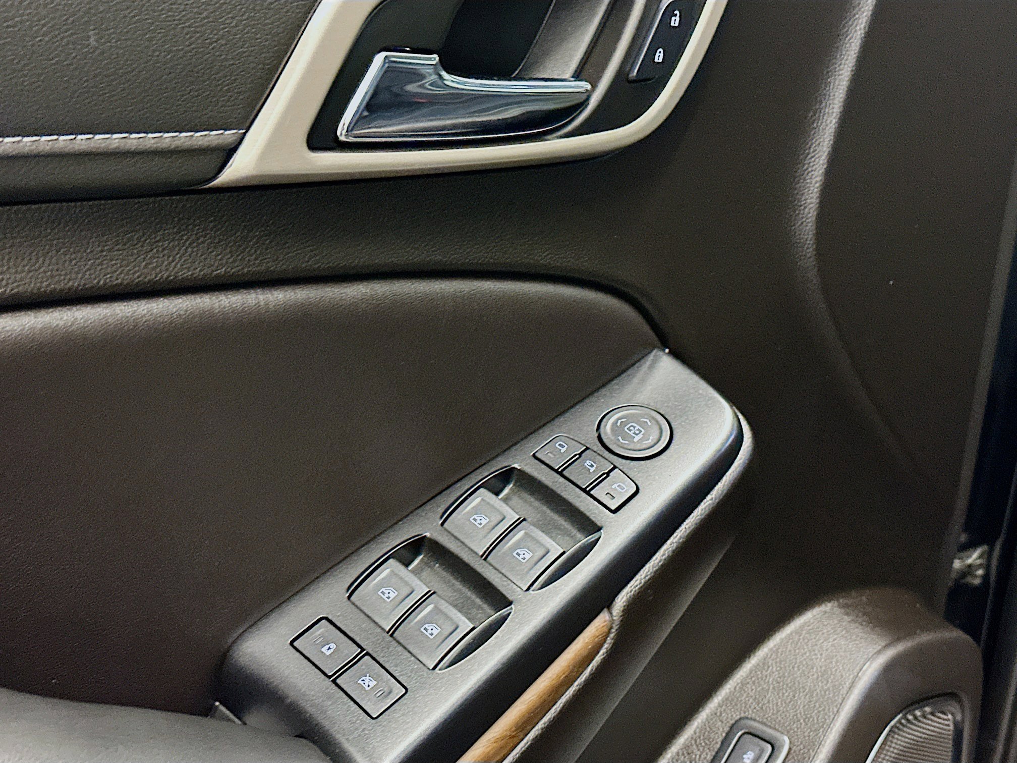 Used 2020 GMC Yukon Denali w/ Denali Premium Package image 15