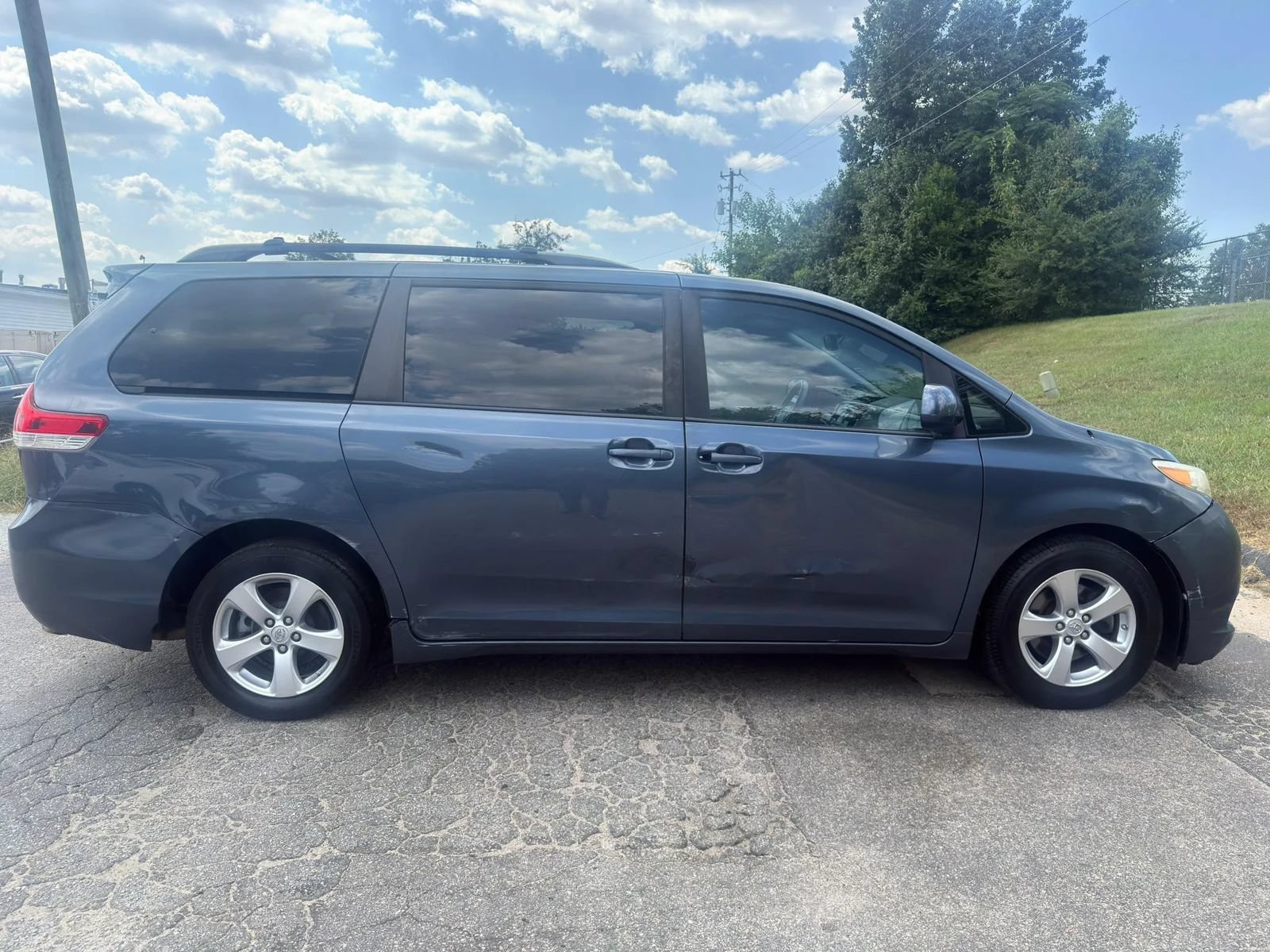 Used 2013 Toyota Sienna LE w/ Towing Pkg FWD image 4