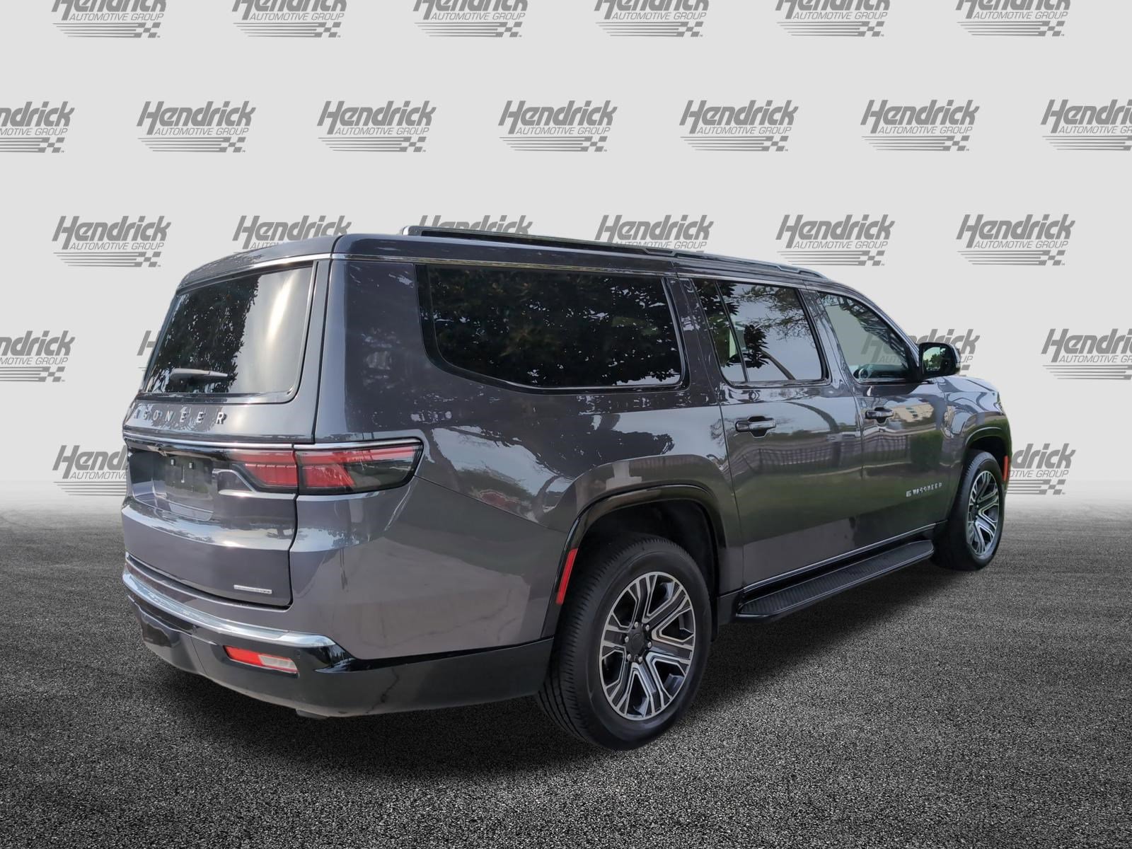 Used 2024 Jeep Wagoneer L Series II w/ Flexible Seating Group AWD/4WD image 9