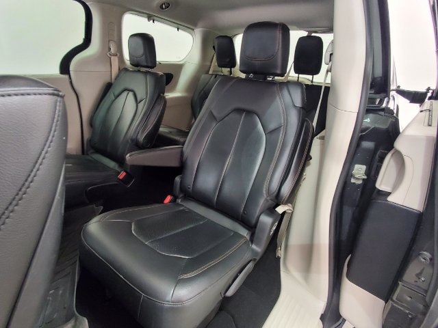Used 2020 Chrysler Pacifica Touring-L Plus w/ Advanced Safetytec Group FWD image 19