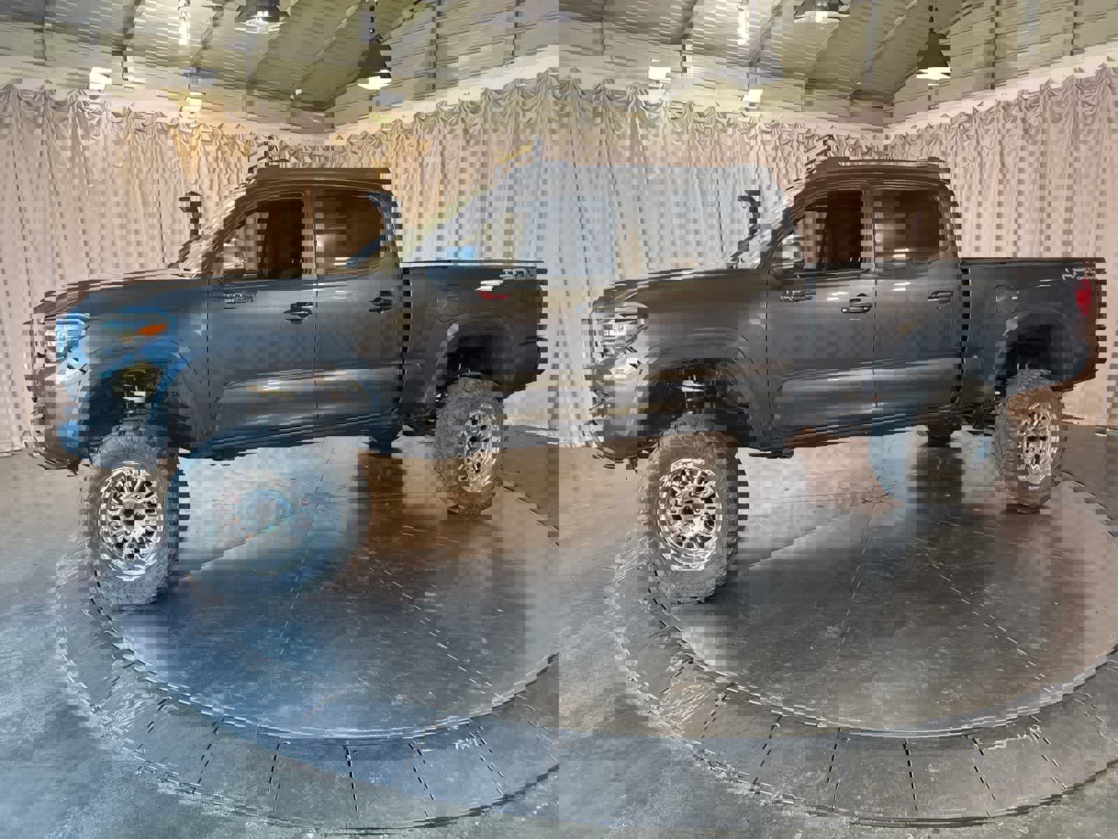 Used 2018 Toyota Tacoma TRD Off-Road w/ Technology Package image 7