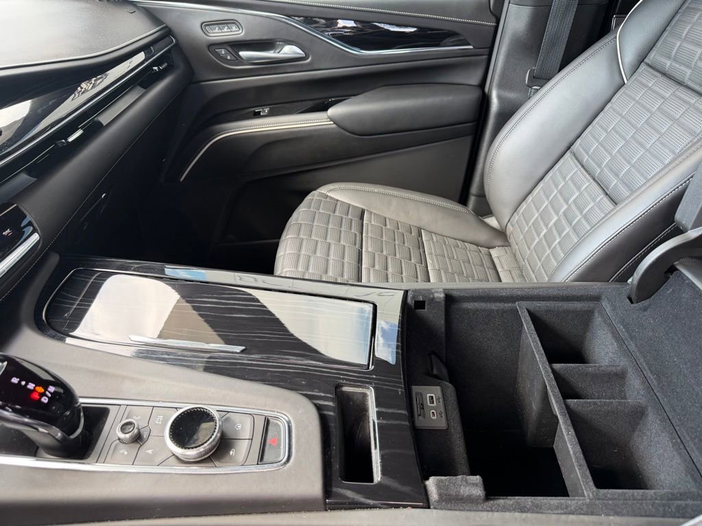 Used 2024 Cadillac Escalade ESV V AWD/4WD image 15