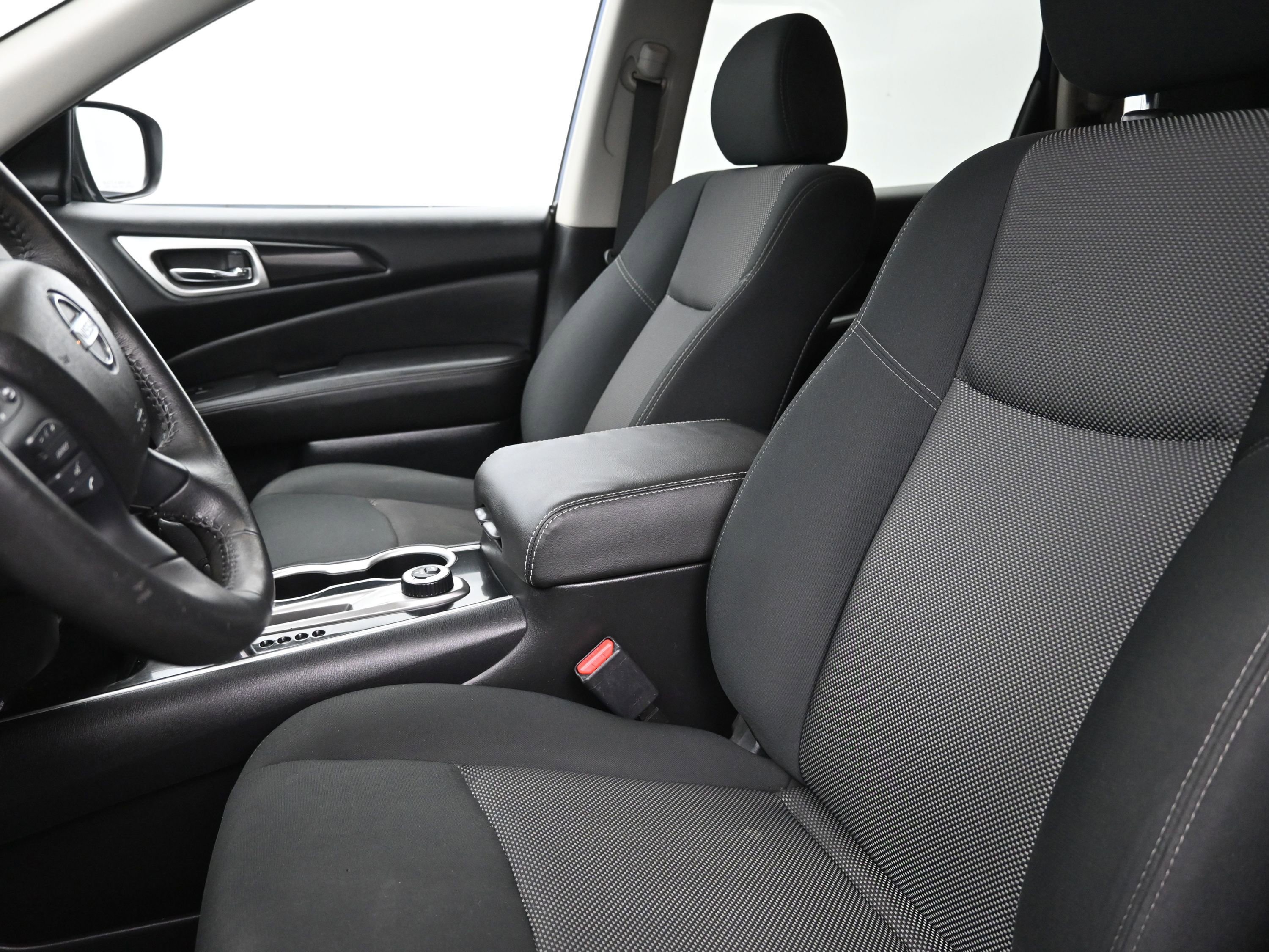 Used 2020 Nissan Pathfinder SV image 11