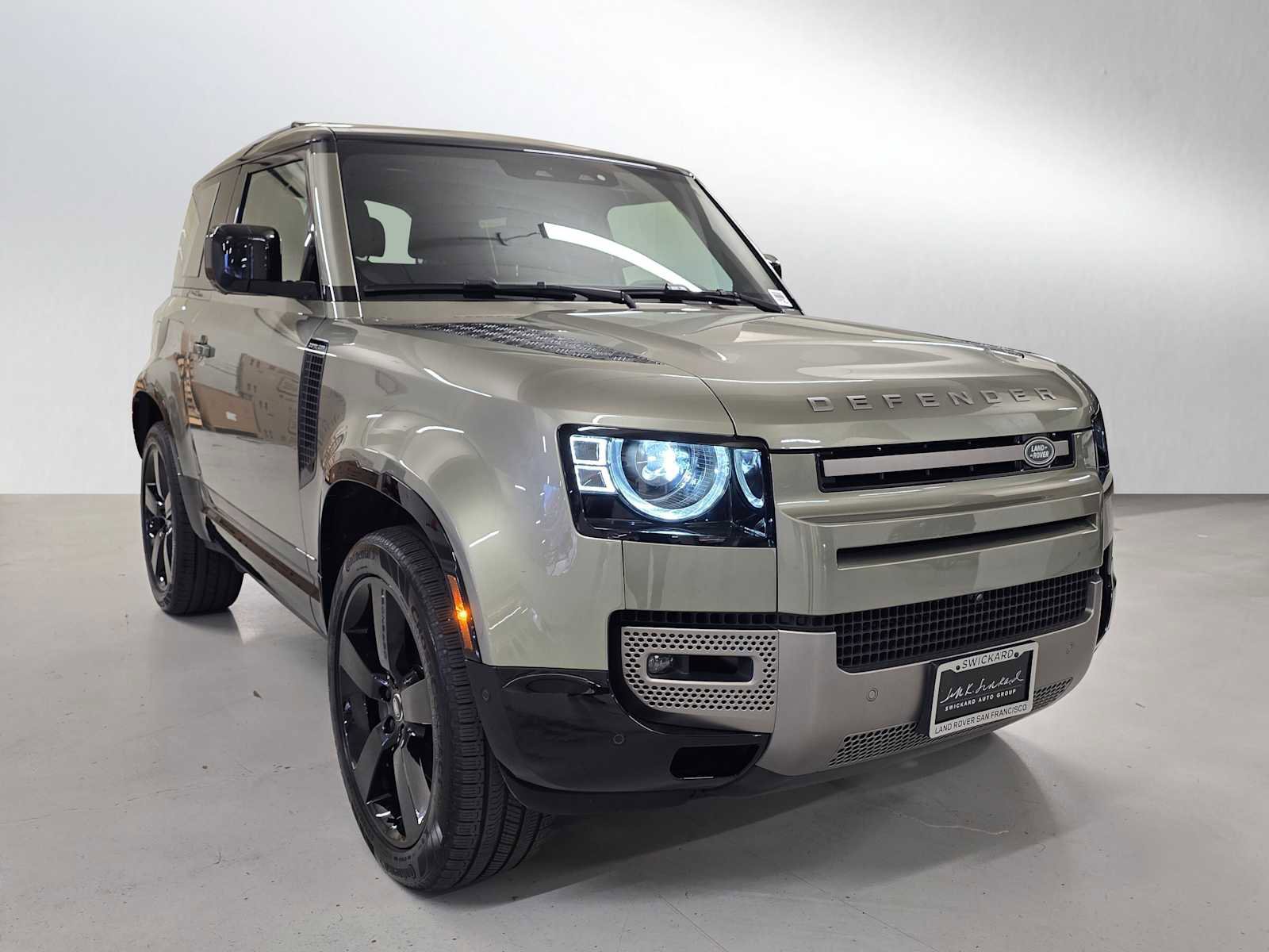 Used 2025 Land Rover Defender 90 X-Dynamic SE image 7