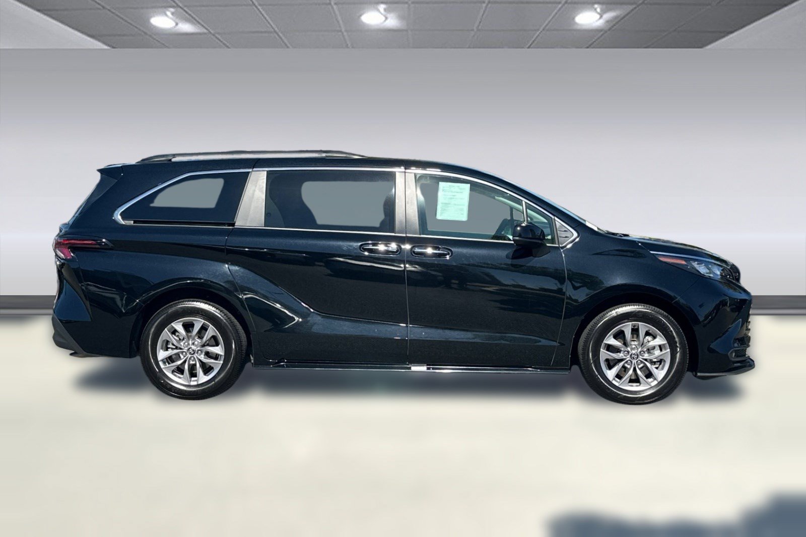 Used 2026 Toyota Sienna XLE FWD image 8