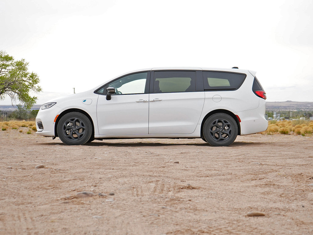 Used 2024 Chrysler Pacifica Limited image 6