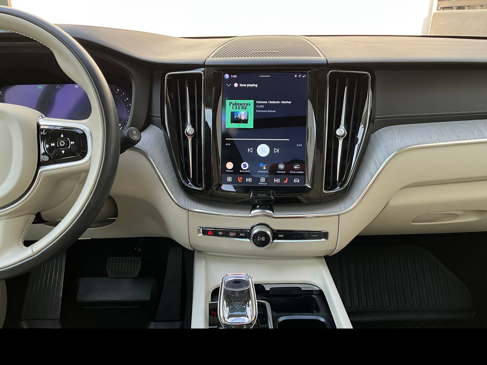 Certified 2023 Volvo XC60 B5 Ultimate w/ Climate Package AWD/4WD image 4