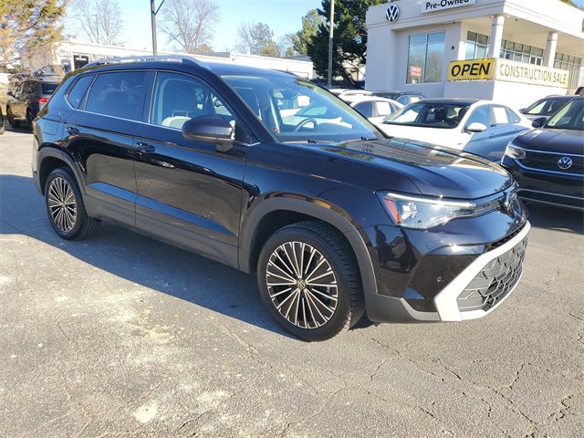 Used 2025 Volkswagen Taos SE image 3