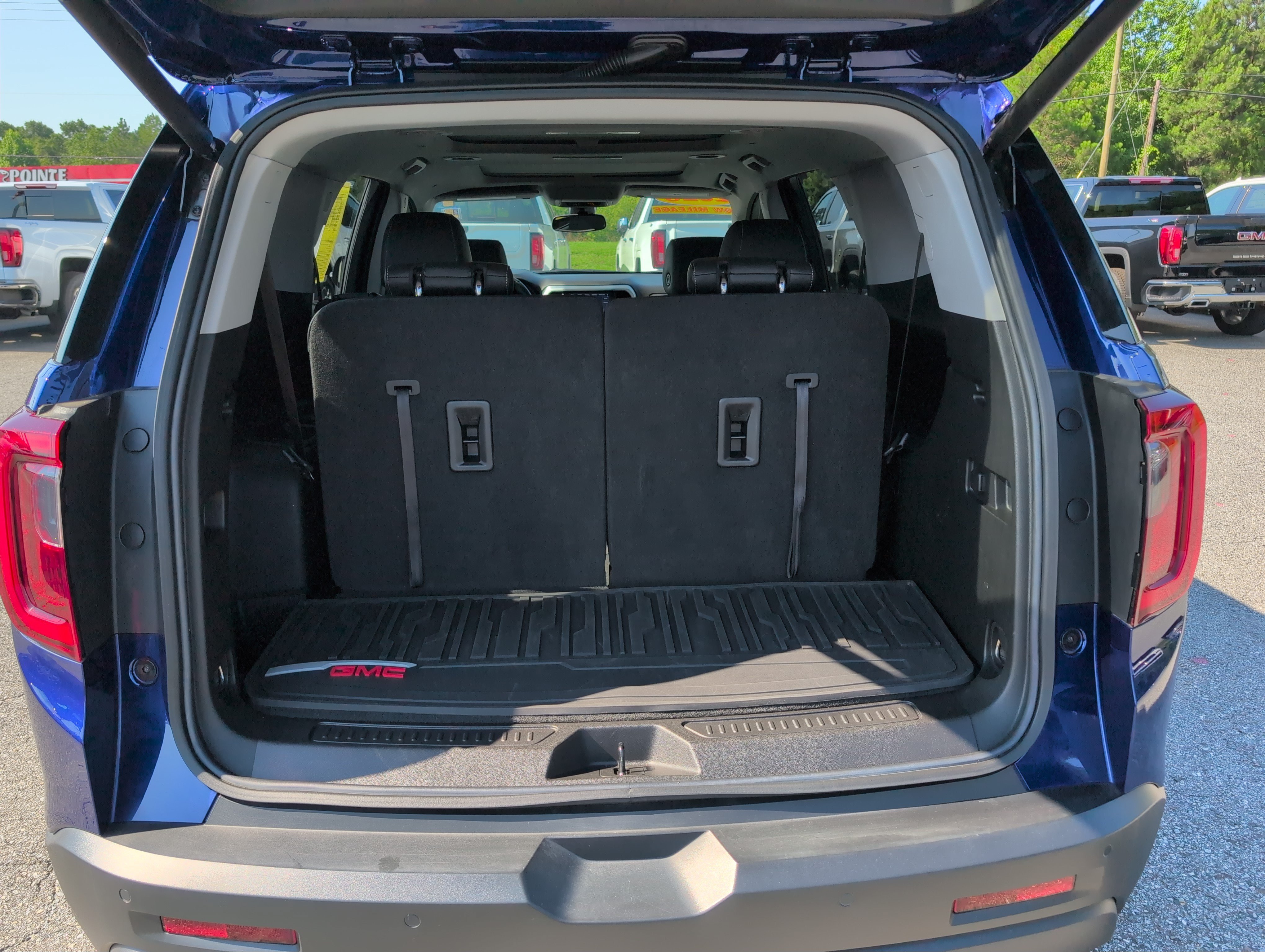Used 2023 GMC Acadia SLT w/ Elevation Edition FWD image 7
