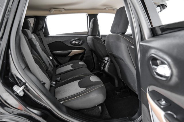 Used 2018 Jeep Cherokee Latitude FWD image 32